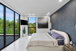 4 soverom, strykejern/-brett, internettilgang og sengetøy