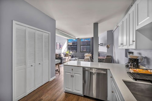 2-Story Downtown Townhome • FREE Parking • Gym