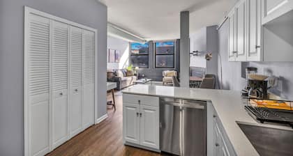 2-Story Downtown Townhome • FREE Parking • Gym