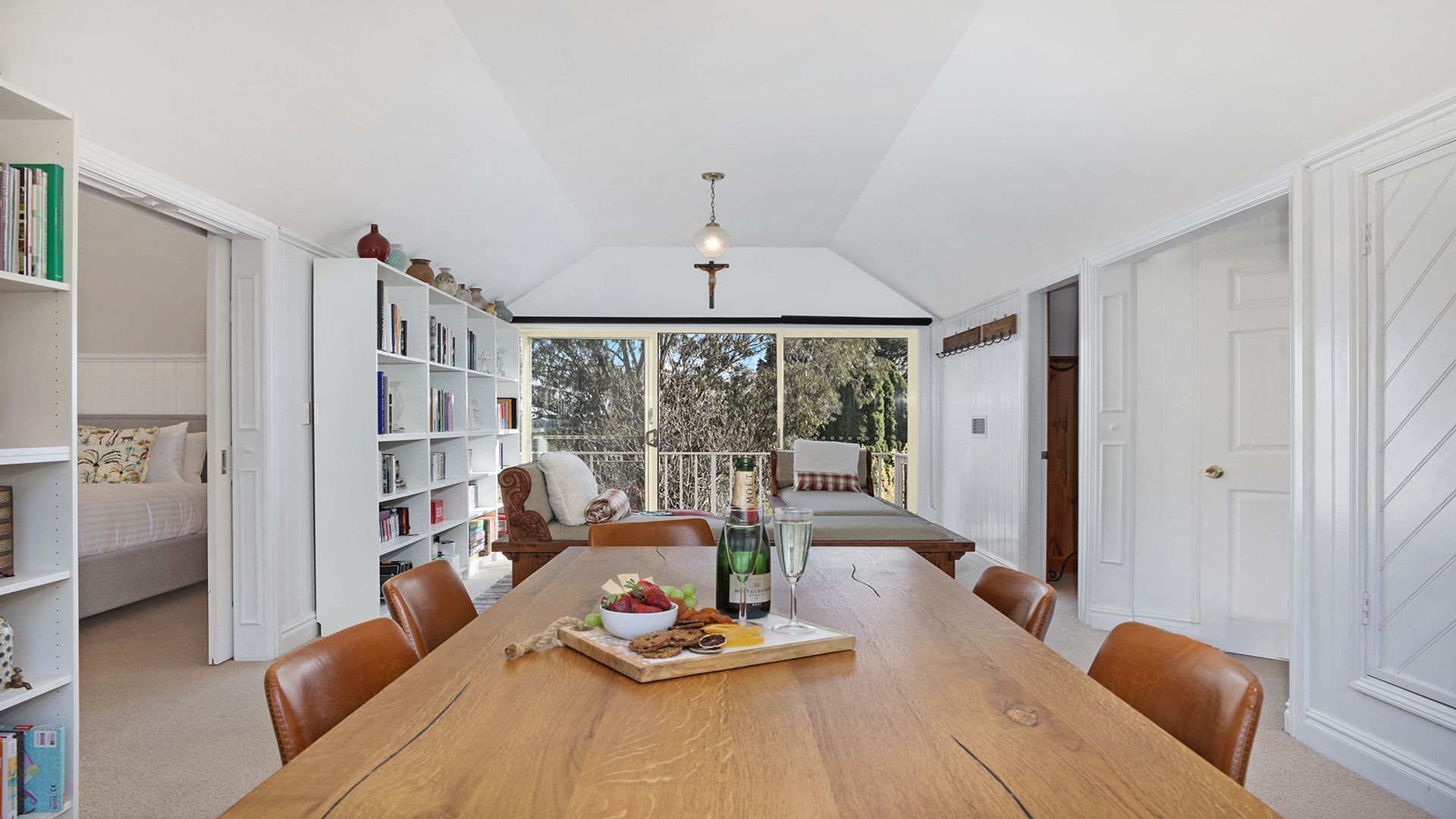 6 عدّة غرف نوم ومكتب ومكواة/لوح كي وسرير سفر