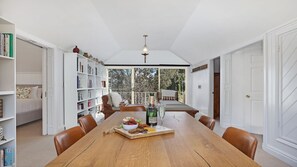 6 bedrooms, desk, iron/ironing board, travel cot - Southern Grace - the perfect Southern Highlands escape, spacious, stylish and serene (Bowral)