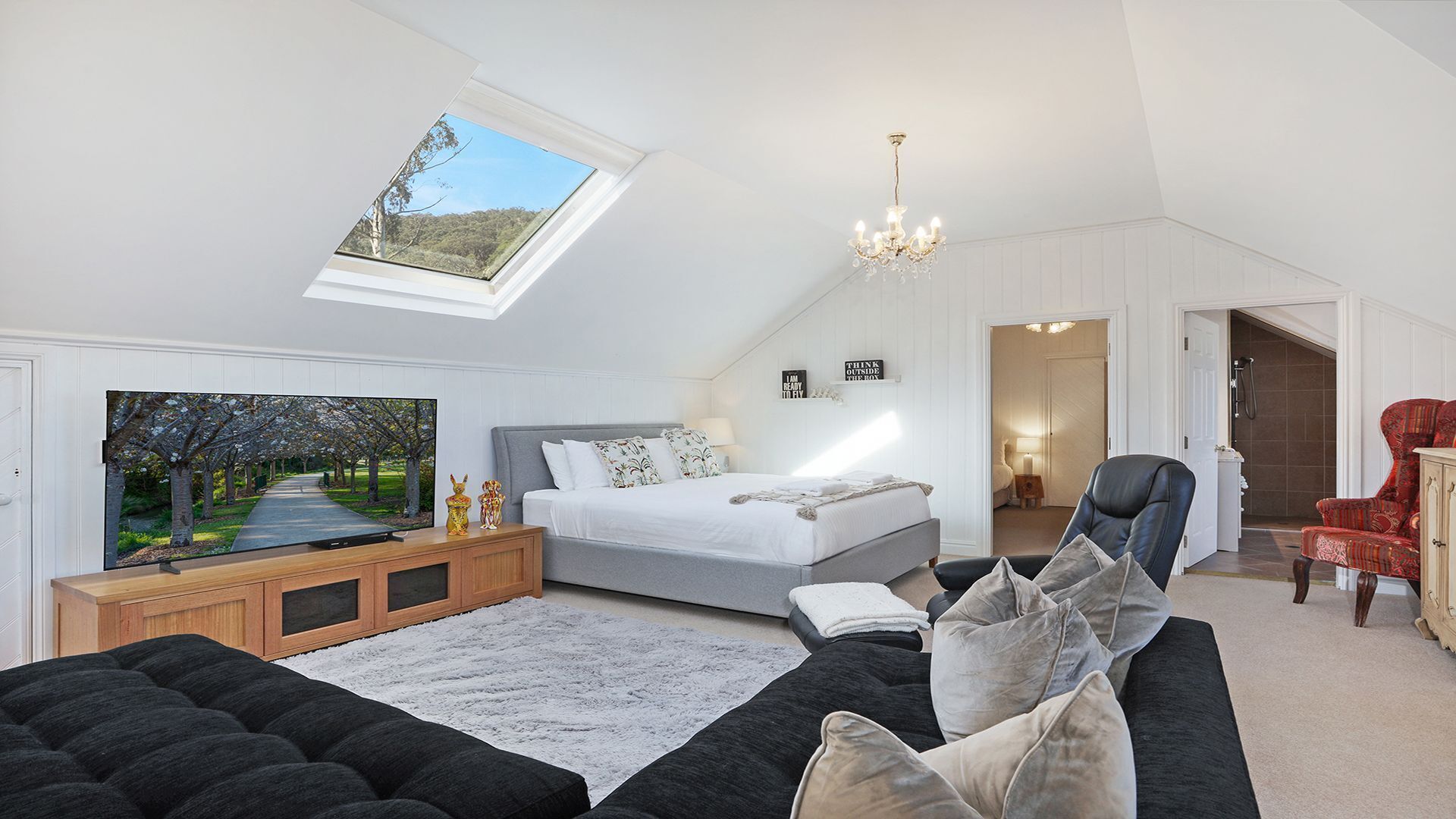 6 bedrooms, desk, iron/ironing board, travel crib