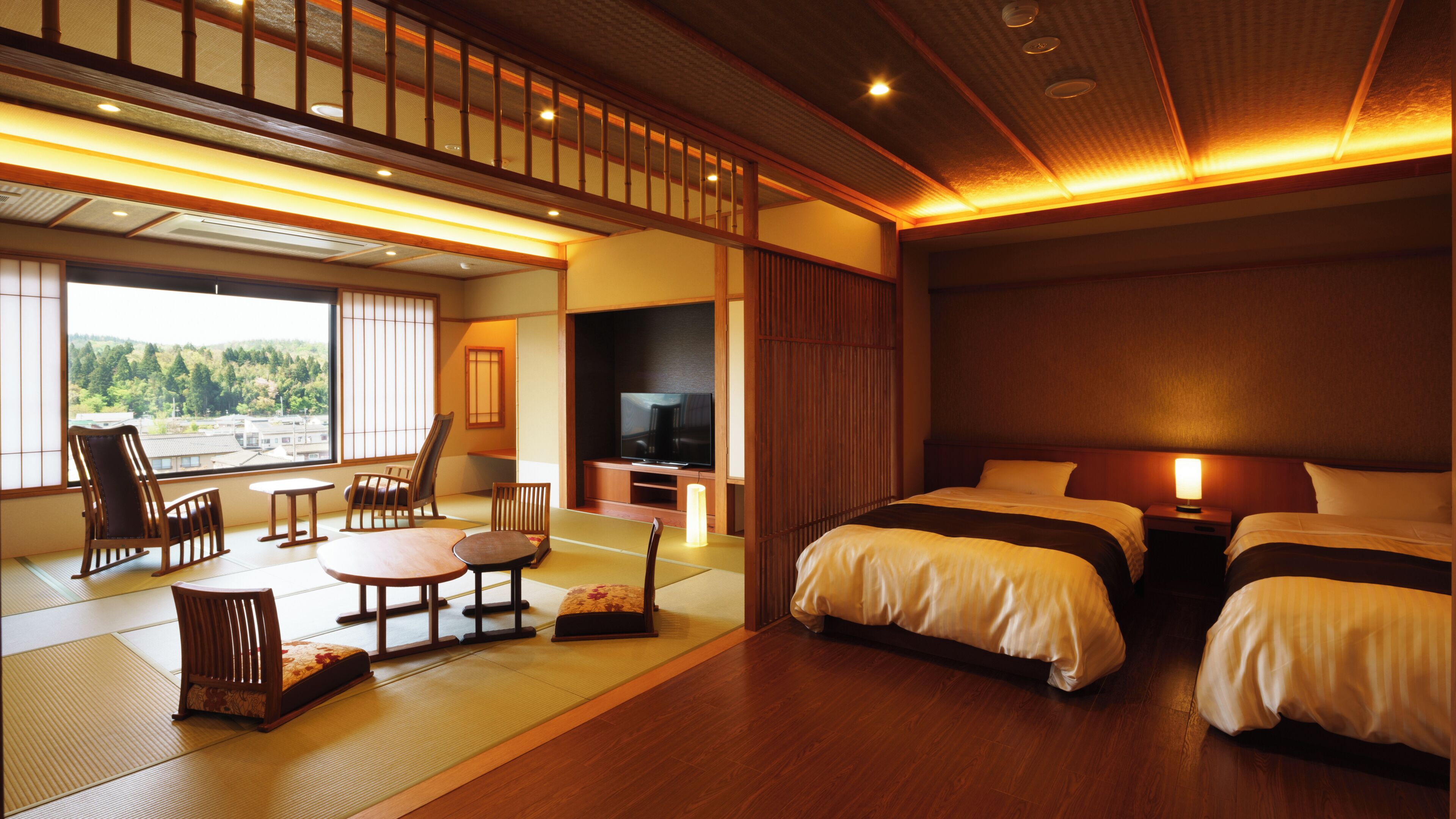 Quarto de hotel com piso de tatame, televisão, sofá, cama e vista para o exterior.