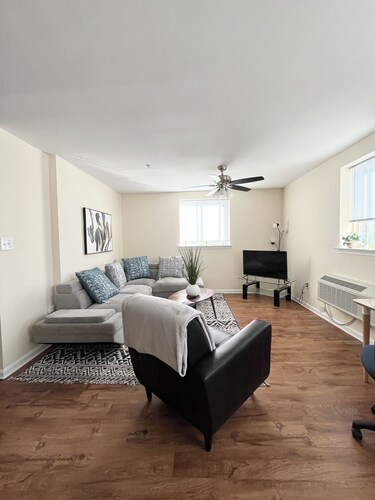 Peace in the City - 1 Bdrm Rockville Apt