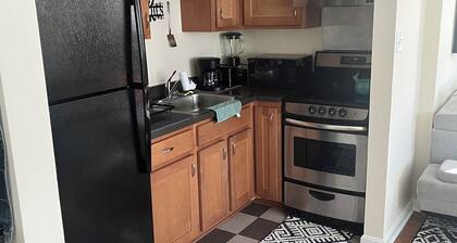 Peace in the City - 1 Bdrm Rockville Apt