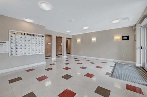 Peace in the City - 1 Bdrm Rockville Apt