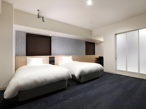 A hotel room with two beds, a wardrobe, and a large window. - Henn na Hotel Premier Nagoya Fushimi Ekimae (Nagoya)