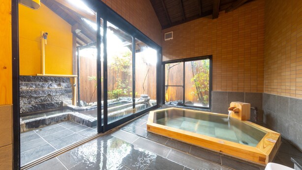 A traditional Japanese onsen with a stone bath, wooden benches, and a view of a bamboo forest. - Tamana Onsen Nakoikan Villa Tamayura (Tamana)