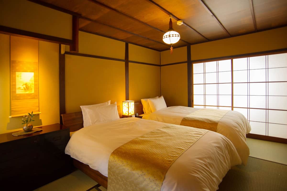 Ein traditioneller japanischer Raum mit Tatami-Boden, einem Shoji-Fenster und einer hängenden Laterne.
