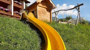 A wooden cabin with a yellow slide. - Gasthof Gra Benhof (Vienna)