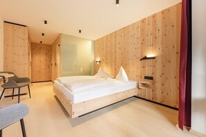 Un dormitorio moderno con una cama de madera, un escritorio y una silla.