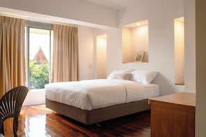 A bedroom with a bed, a chair, and a desk. - Alley & Pier (Bangkok)