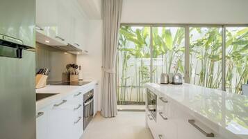 Réfrigérateur, micro-ondes, four, plaque de cuisson