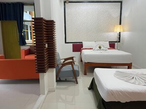 Una habitación de hotel con una cama, una silla, una mesita, un sofá y una estructura de madera original.