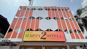 A hotel sign with a geometric pattern and the name "HAPPY 2 HOTEL". - Happy 2 Hotel Pratunam (Bangkok)