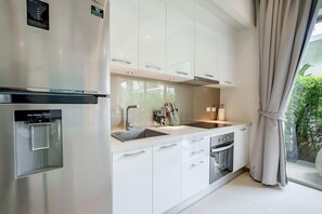 Fridge, oven, stovetop, coffee/tea maker