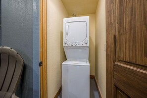 Lobby - Pirates Peak (Gatlinburg)