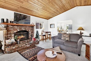 Lobby - Divine Chateau 2357 (Big Bear Lake)