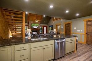 Room - Mountain Palace (Gatlinburg)