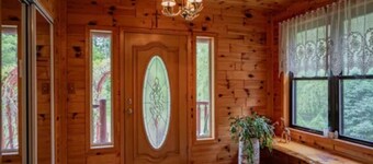 Secluded 4-bedroom log cabin surrounded by beautiful forest