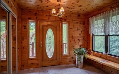 Secluded 4-bedroom log cabin surrounded by beautiful forest