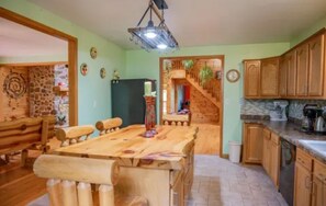 Fridge, microwave, oven, stovetop - Secluded 4-bedroom log cabin surrounded by beautiful forest (New Lisbon)