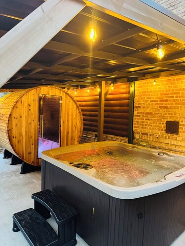 Secluded 4-bedroom log cabin surrounded by beautiful forest