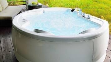 Bañera de hidromasaje al aire libre