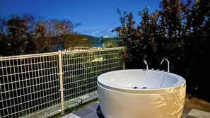 Outdoor spa tub - Villa Charme (Motobu)