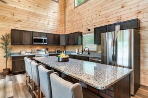 Room - Tranquil Mountain Getaway By Ghosal Luxury Lodging (Gatlinburg)