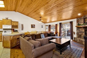 Room - Little Cubs Cabin #1986 (Big Bear Lake)