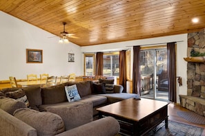 Room - Little Cubs Cabin #1986 (Big Bear Lake)