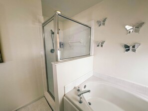 Serviettes fournies, papier toilette