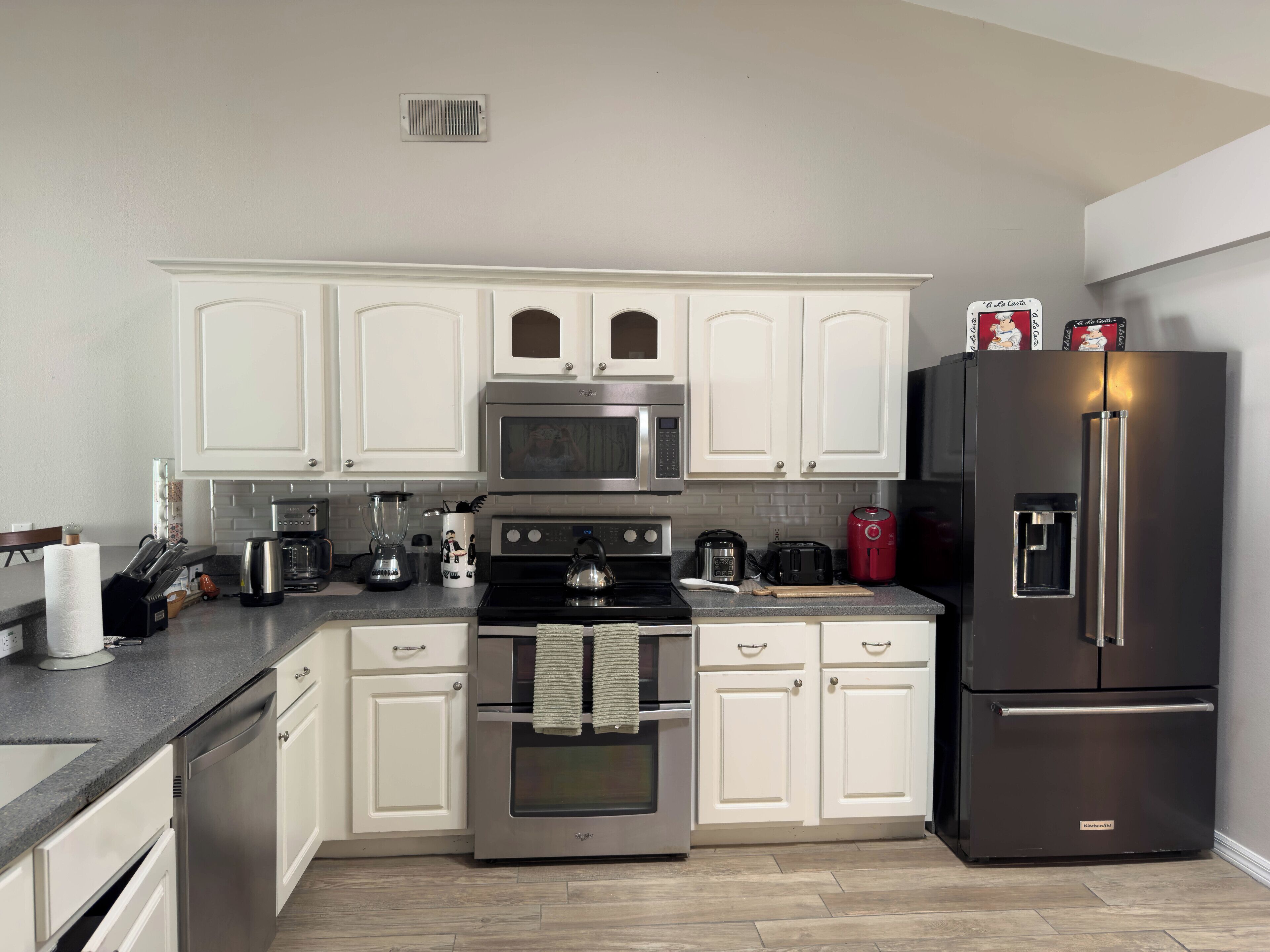 Microondas, horno, placa de cocina, lavavajillas