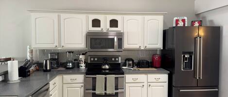 Microondas, horno, parrilla de estufa y lavavajillas