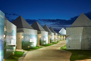 A row of pyramid-shaped hotel rooms with a pathway leading through them. - Blanchette Nanki Shirahama (Shirahama)