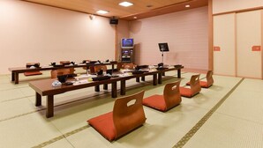 A conference room with tables and chairs, a television, and a music stand. - Susono Tansan Karushiumu Onyoku Inchinose (Susono)