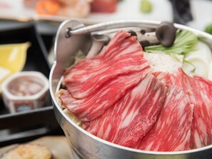 Ein heißes Pot mit rohem Fleisch und Gemüse.