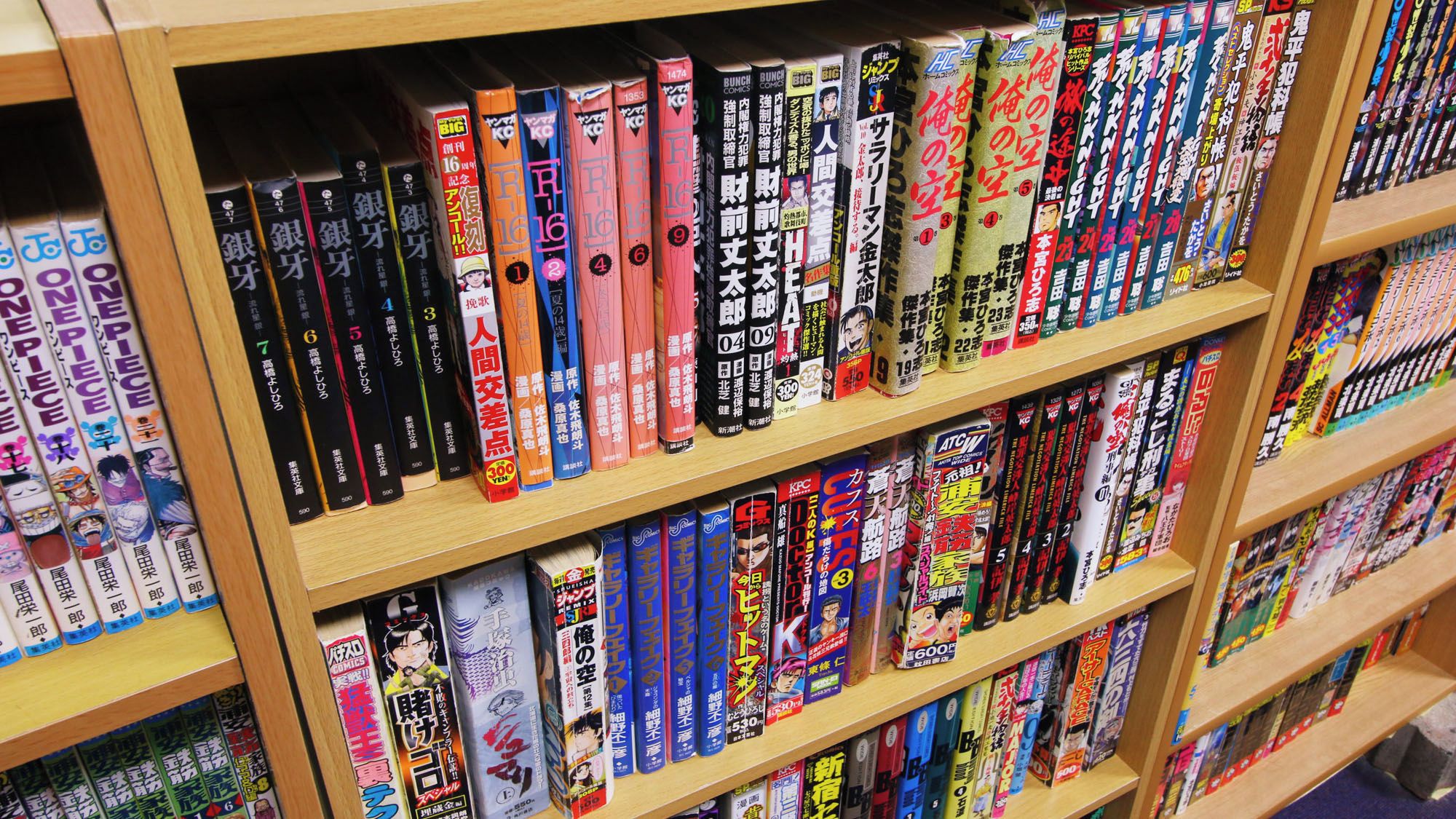 Una estantería repleta de volúmenes de manga.