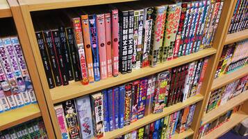 Una estantería repleta de volúmenes de manga.