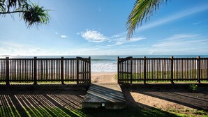 A wooden fence with a view of the beach and ocean. - Ceu Ceylon, Tangalle (Kalametiya)