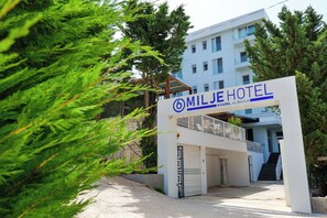L’entrée d’un hôtel, avec une enseigne indiquant « Hôtel Milje ».
