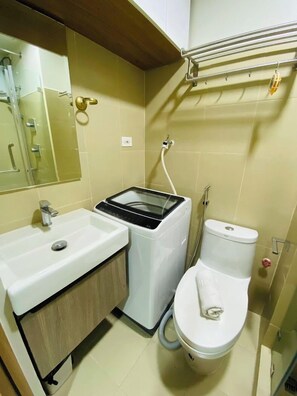 Departamento estándar | Baño | Regadera, amenidades de baño gratuitas, toallas, jabón 