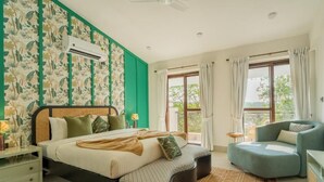 A bedroom with a bed, bedside tables, a chair, and a window with curtains. - Elivaas Paraíso - Villa Goa (Siolim)