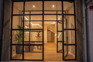 Een modern interieur met een houten vloer, een potplant en een trap naar een ander niveau.
