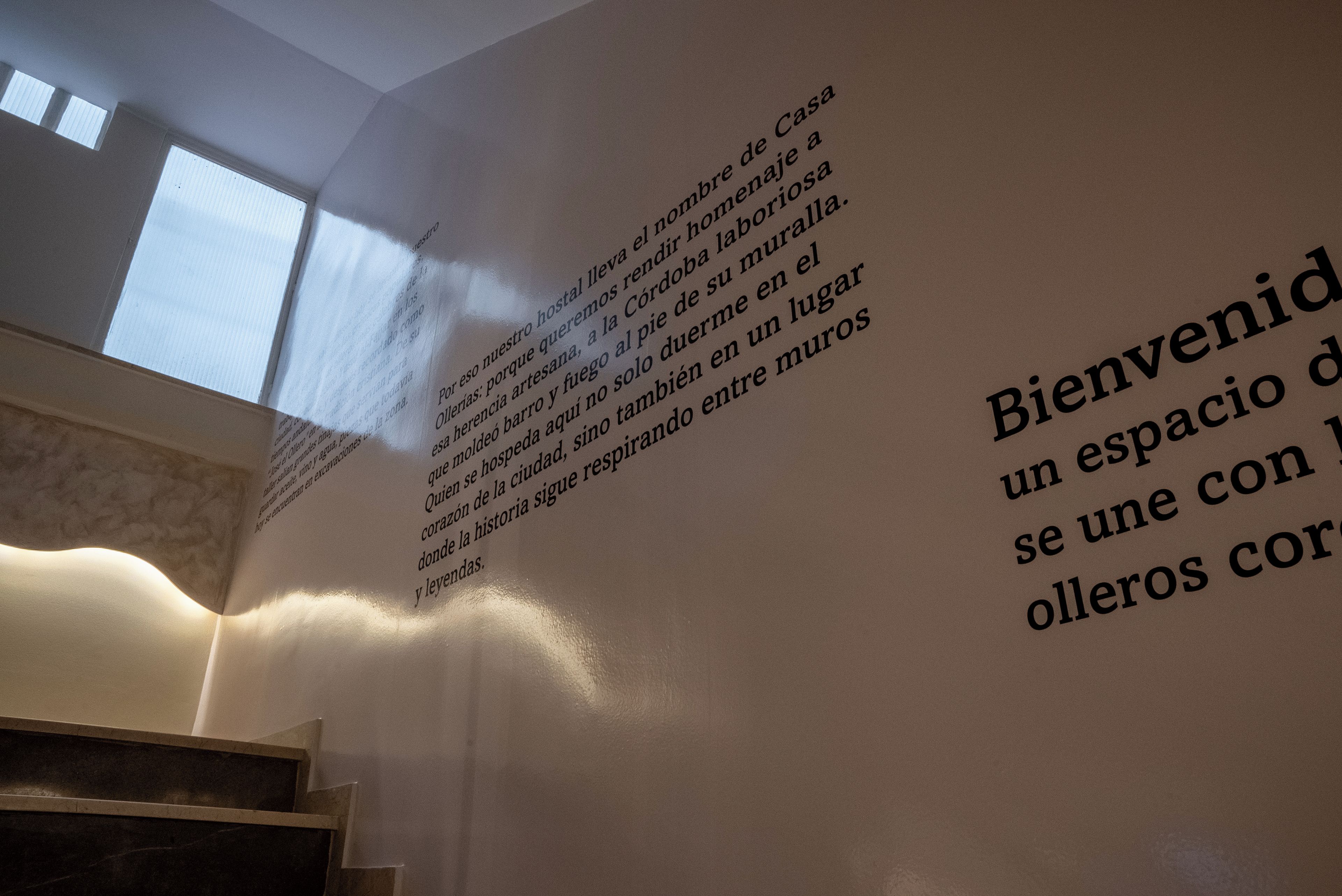 Paredes com texto e uma escadaria.