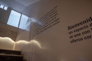 Seinä, jossa on tekstiä, ja portaikko.