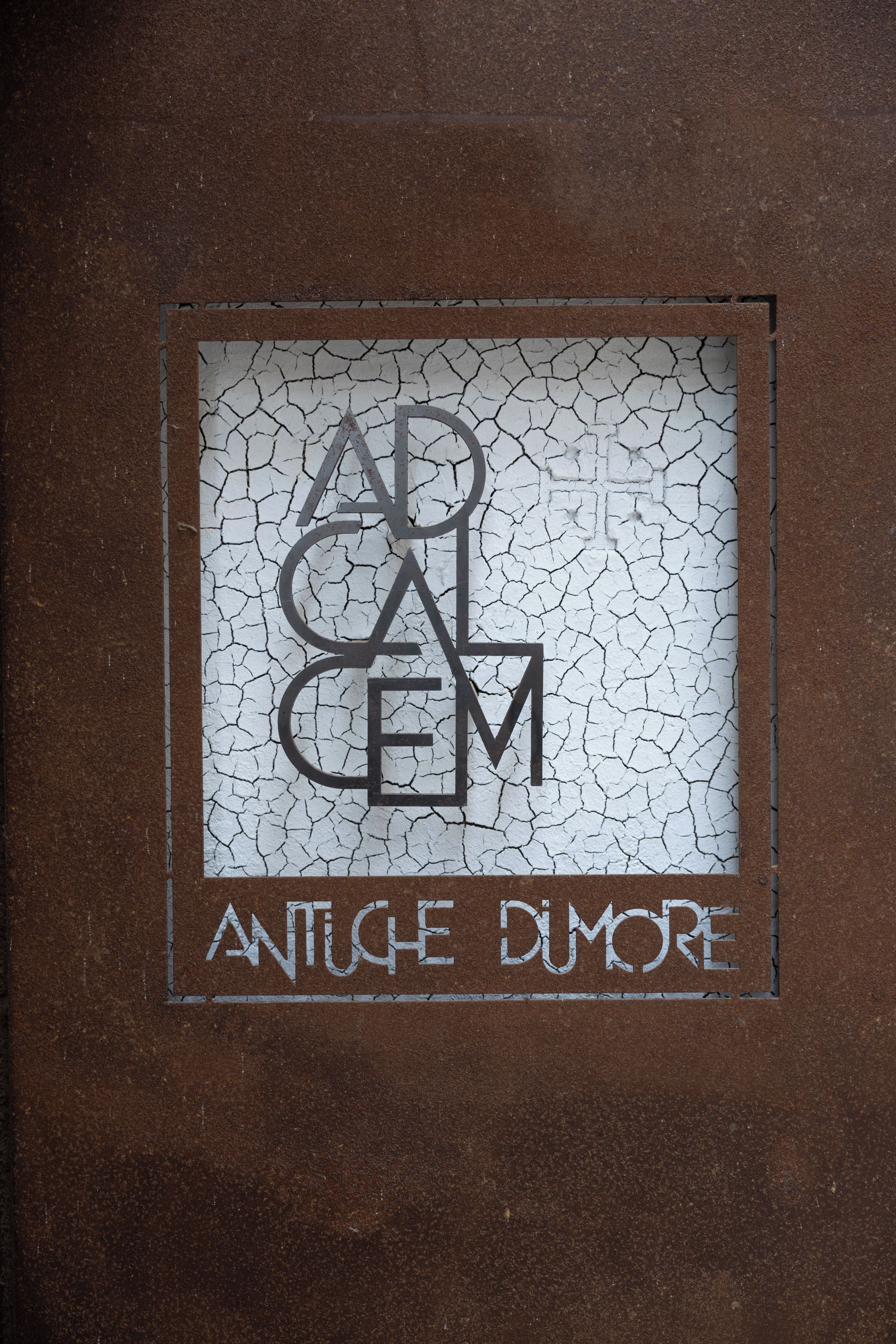 A logo with the text "ANTUÇE DUMORE" on a textured background.