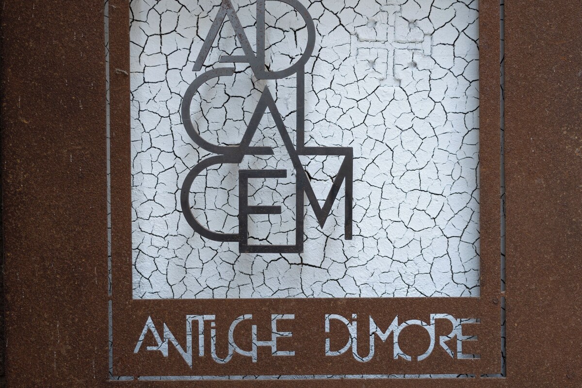 A logo with the text "ANTUÇE DUMORE" on a textured background.