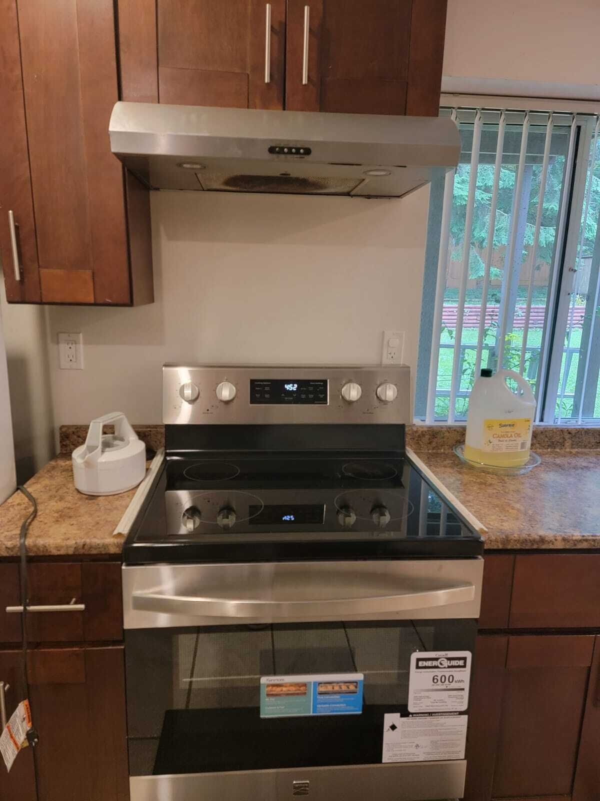 Mikrobølgeovn, ovn, kokeplater og oppvaskmaskin